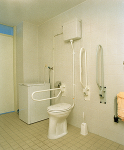 828358 Afbeelding van een voor gehandicapten aangepast toilet in de doucheruimte van het pand Mimosastraat 75 te Utrecht.